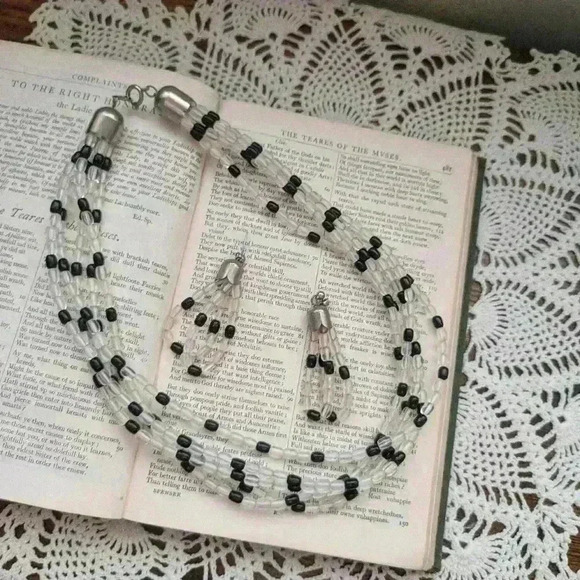 Vintage  clear and black bead necklace and earrings set - Picture 8 of 8